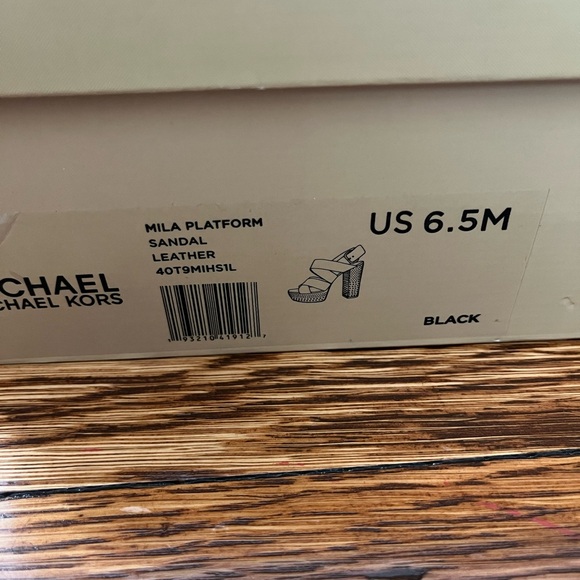 Michael MICHAEL KORS Leather Mila Platform Studded Pump 6.5 - Picture 9 of 9